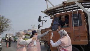 Srikandi PLN UP Tarahan Bagikan Masker di Tengah Paparan Abu Vulkanik Anak Krakatau