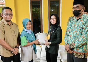 Bupati Nanda Indira Salurkan Bantuan Pangan Beras untuk Masyarakat Desa Sidodadi
